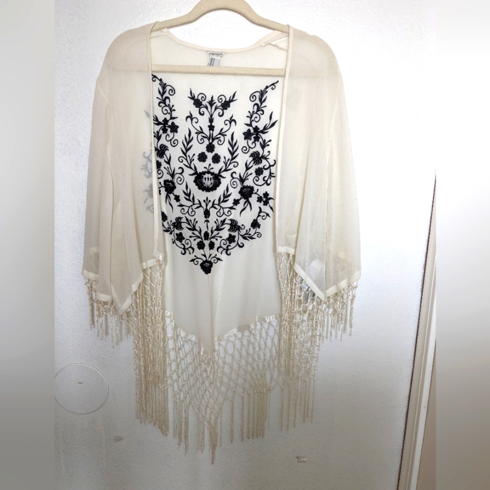 White Beach Boho Shawl, fringed bottom, oversized Size Medium NWT- F21 🌸🍃